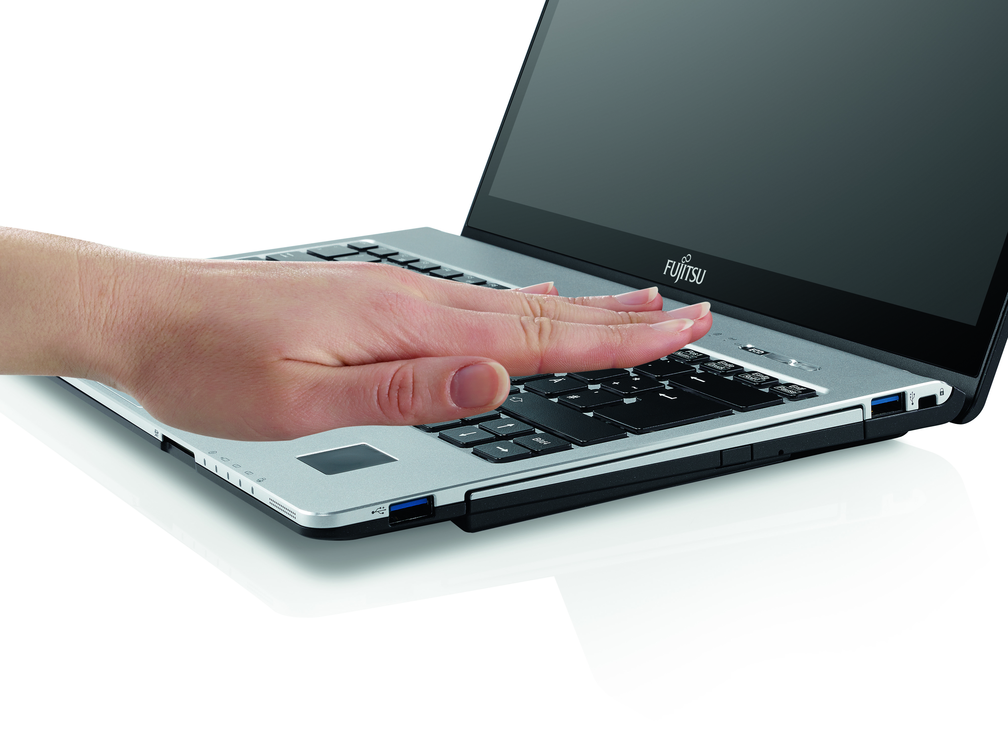 Ręka na klawiaturze laptopa Fujitsu Lifebook z czytnikiem linii papilarnych przy touchpadzie