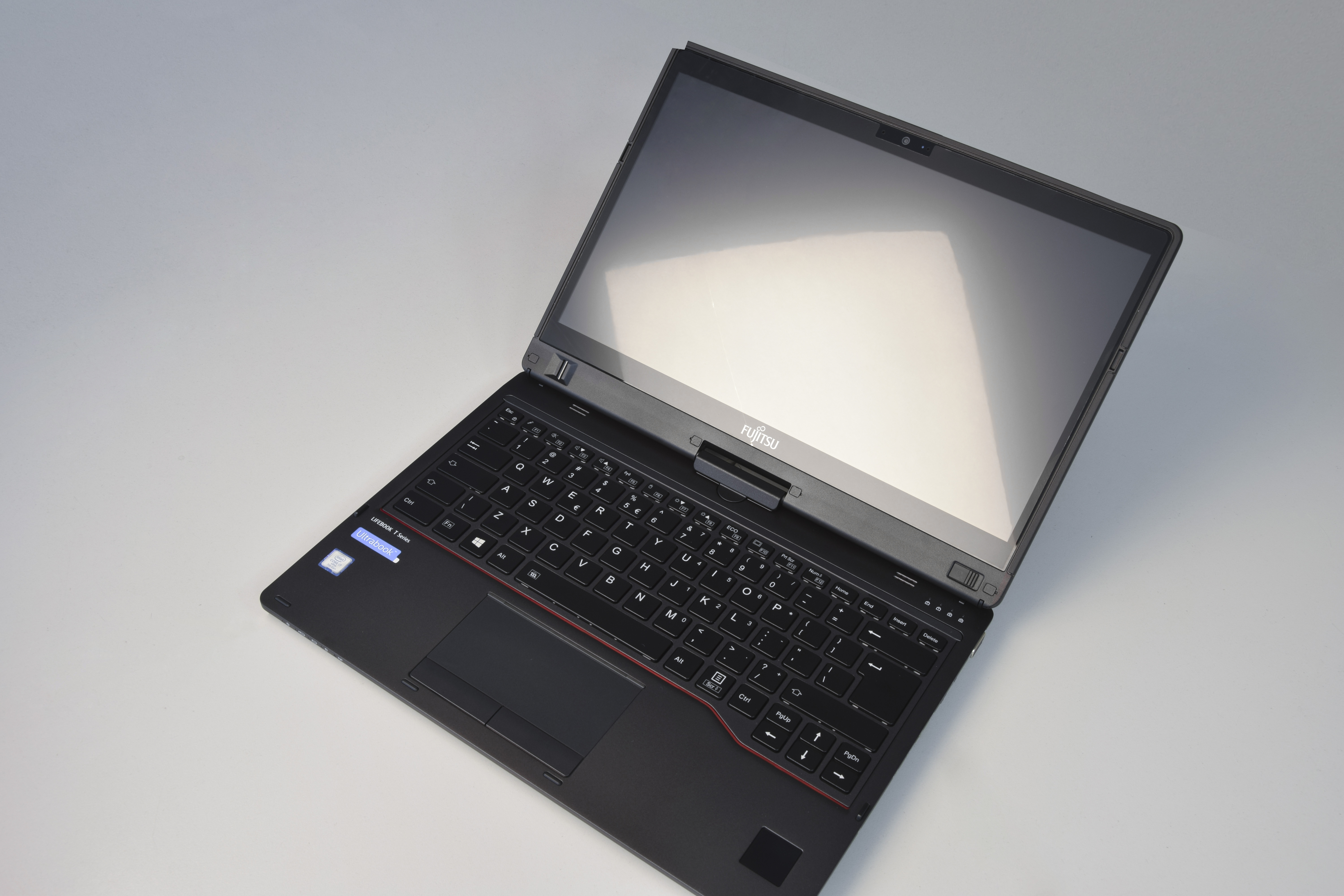Laptop Fujitsu Lifebook T937 ultrabook z otwartą pokrywą, widok pod kątem na klawiaturę i ekran