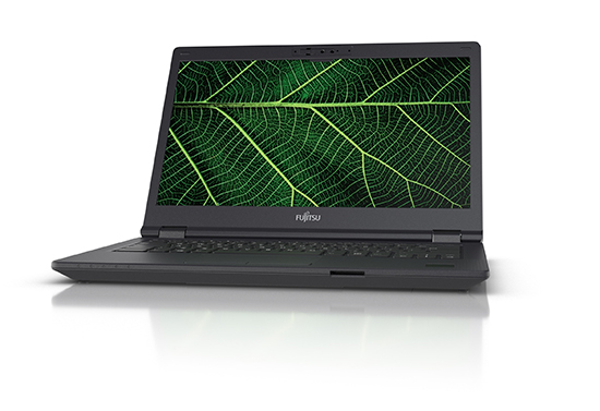 Czarny laptop Fujitsu otwarty w trzech czwartych, z zielonym liściem na ekranie.