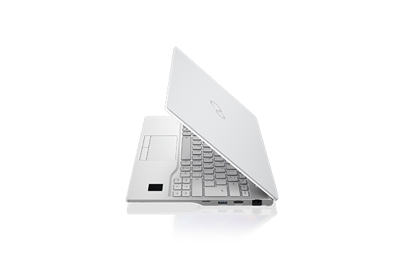Biały laptop Fujitsu z uchylonym ekranem, widok z boku, klawiatura i czytnik linii papilarnych
