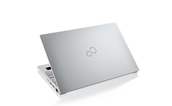 Srebrny laptop Fujitsu widziany od tyłu, z logo na pokrywie matrycy, na białym tle
