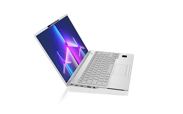 Srebrny laptop Fujitsu z otwartą klapą, ukośne ujęcie klawiatury, touchpadu i ekranu z fioletowym tłem