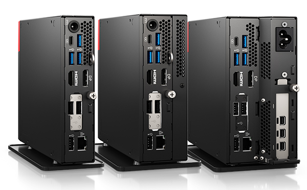 Trzy czarne miniaturowe komputery stacjonarne na podstawkach, widoczne porty z tyłu: HDMI, DP, USB, RJ-45.