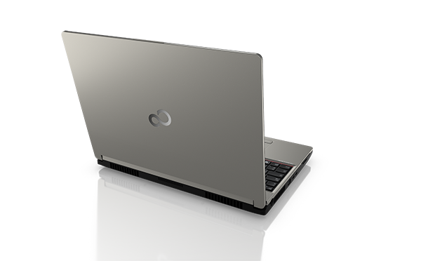 Srebrny laptop Fujitsu widziany od tyłu, z logo na pokrywie matrycy, pod kątem na białym tle.