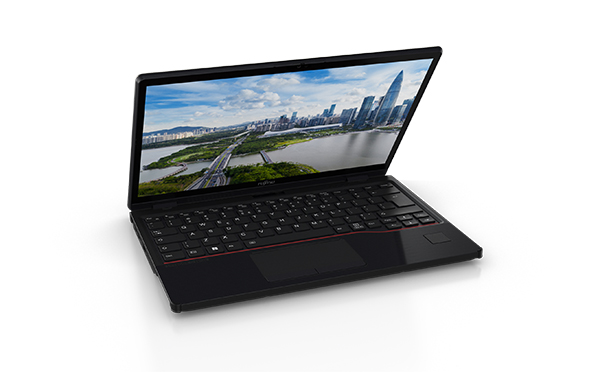 Czarny laptop Fujitsu z lekko odchylonym ekranem, pokazany pod kątem z boku, z czerwonym akcentem na krawędzi klawiatury