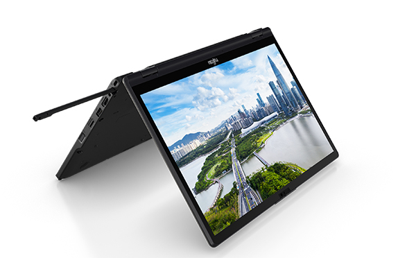 Laptop w trybie namiotowym z rysikiem, ekran pokazuje panoramę miasta nad rzeką.