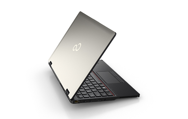 Srebrno-czarny laptop Fujitsu otwarty pod kątem, widok od tyłu klapy z logo i klawiaturą