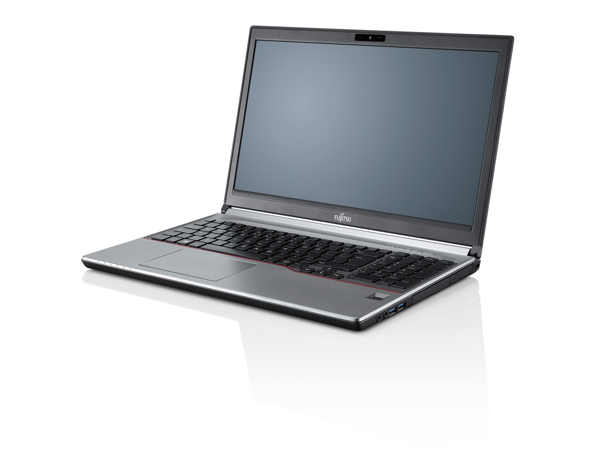 Laptop Fujitsu LIFEBOOK E756 w srebrno-czarnej obudowie, ujęcie z lewego boku, na białym tle