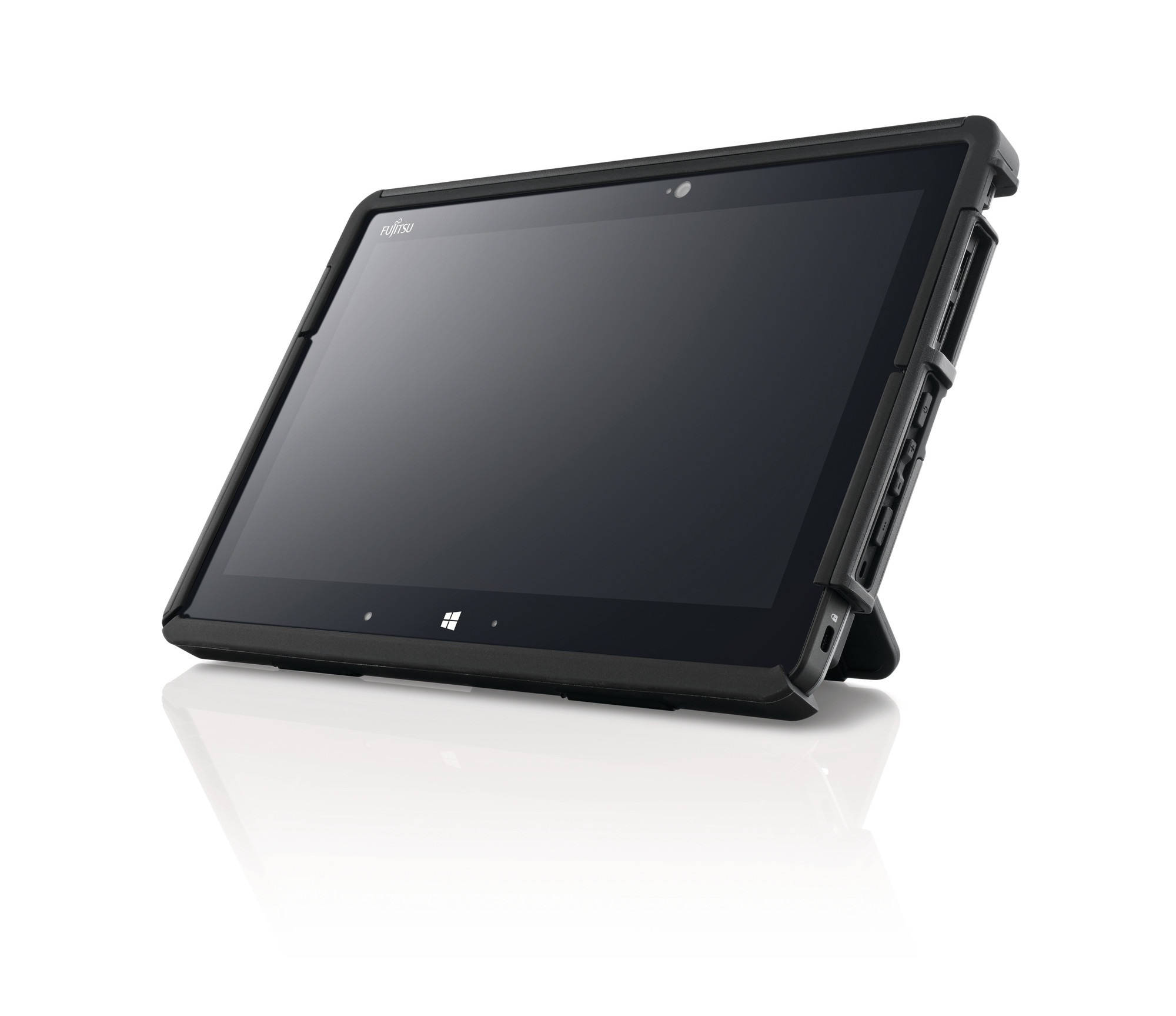 Tablet Fujitsu w czarnej, wytrzymałej obudowie z podstawką, ustawiony pod kątem na białym tle