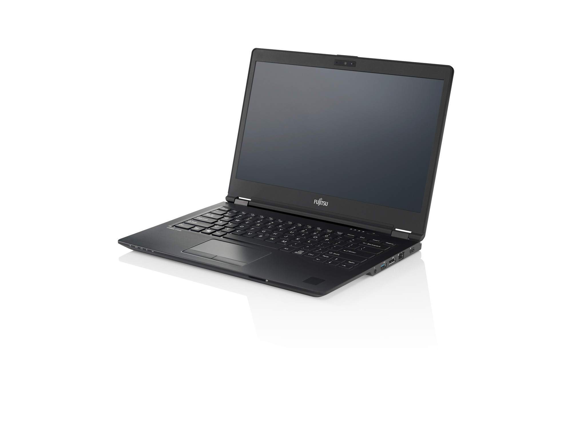 Czarny laptop Fujitsu U747 w ujęciu z lewego boku, otwarty pod kątem, na białym tle.