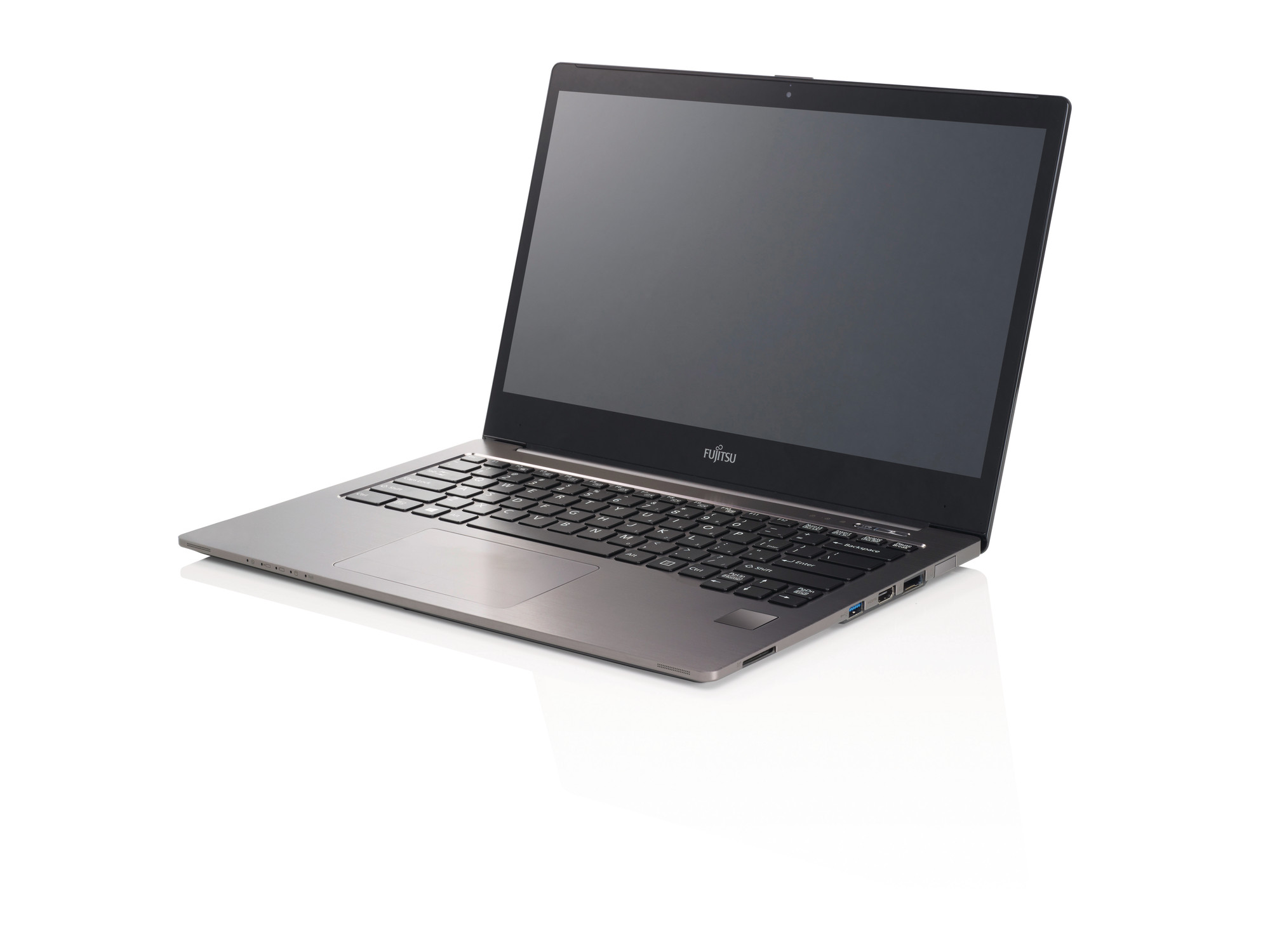 Laptop Fujitsu U904 w metalowej, srebrno-szarej obudowie, widoczny z lewego boku pod kątem.